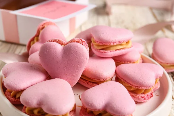 Placa Com Saborosos Macaroons Forma Coração Mesa Close — Fotografia de Stock