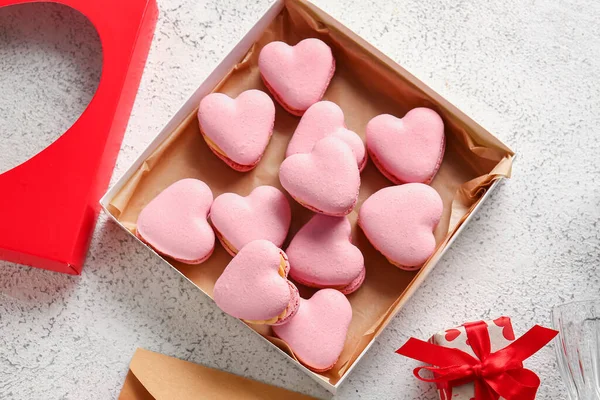 Box Tasty Heart Shaped Macaroons Light Background — Stock Photo, Image