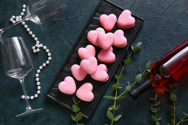 Board Tasty Heart Shaped Macaroons Glass Black Background — Stock Photo, Image
