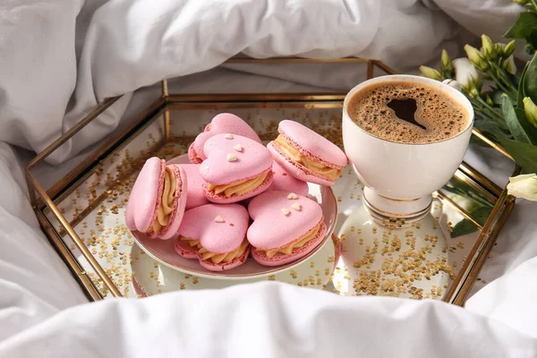 Dienblad Met Smakelijke Hartvormige Bitterkoekjes Kopje Koffie Bed — Stockfoto