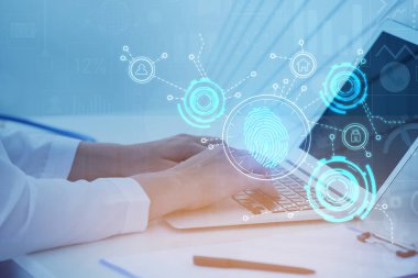 Ofisteki elektronik kişisel hesabına giriş yapan genç bir iş kadını.