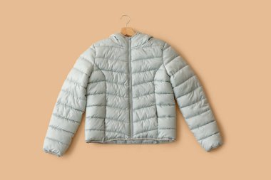 Bej arkaplanda şık bir ceket