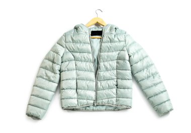 Beyaz arkaplanda nane renginde ceket