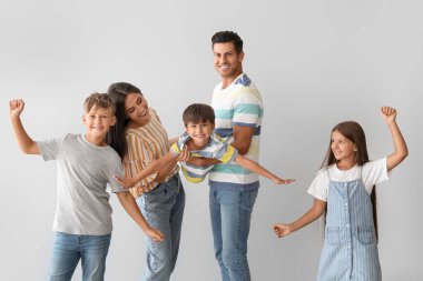 Hafif arka planda mutlu bir aile