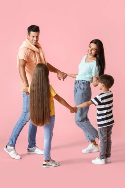 Renkli arka planda mutlu dans eden aile