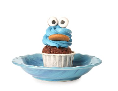 Cadılar Bayramı kutlaması için beyaz arka planda lezzetli, komik bir kek kasesi.