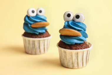 Bej arka planda Cadılar Bayramı kutlaması için lezzetli komik kekler, yakın plan