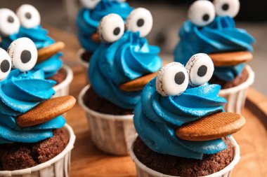 Cadılar Bayramı kutlaması için lezzetli, komik keklerle dolu bir pano. Masada.