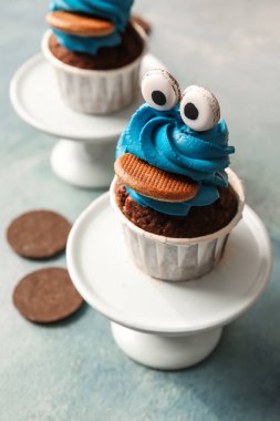 Cadılar Bayramı kutlaması için renkli arka planda lezzetli ve komik çöreklerle durun.