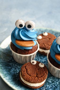 Renkli arka planda lezzetli yaratıcı kapkekleri olan tabak, yakın plan.