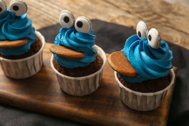 Cadılar Bayramı kutlaması için lezzetli, komik keklerle dolu bir pano. Masada.