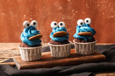 Cadılar Bayramı kutlaması için lezzetli komik keklerle dolu bir pano.