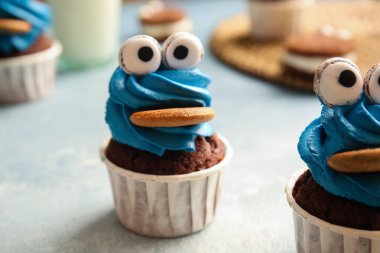 Cadılar Bayramı kutlamaları için renkli arka planda lezzetli komik kekler, yakın plan.