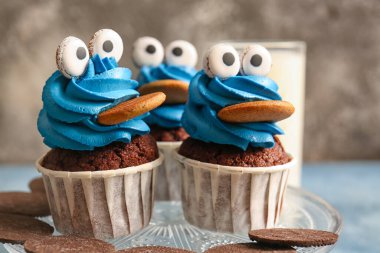 Cadılar Bayramı kutlaması için tatlı ve komik çöreklerle ayakta durun.