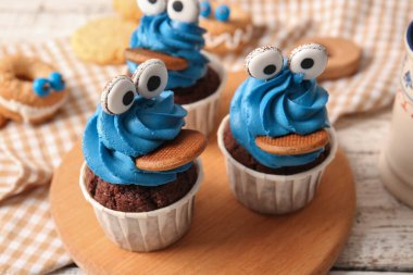 Cadılar Bayramı kutlaması için lezzetli, komik keklerle dolu bir pano. Masada.