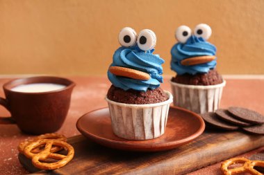 Lezzetli, yaratıcı kek tabağı ve bir fincan süt, yakın plan.