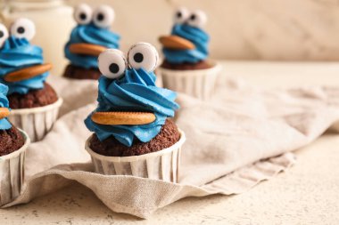 Cadılar Bayramı kutlaması için tatlı, komik kekler masada, yakın plan.