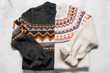 Açık arkaplanda farklı erkek kazakları.