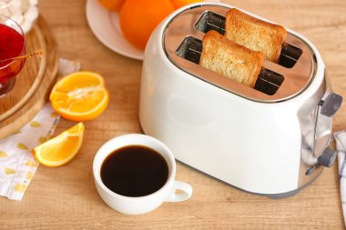 Mutfaktaki tezgahın üzerinde lezzetli bir kahvaltılık beyaz tost makinesi.