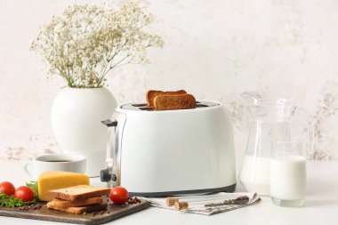 Sağlıklı yiyecek ve içeceklerle beyaz ekmek kızartma makinesi açık mutfakta.