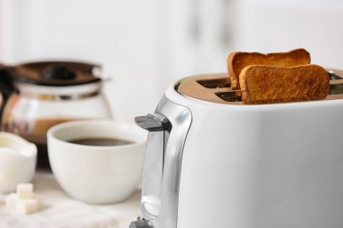 Mutfakta ekmek dilimleri olan beyaz ekmek kızartma makinesi, yakın plan.