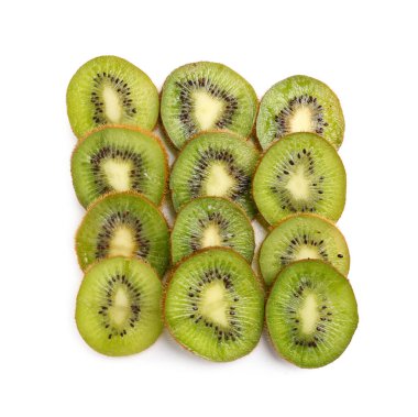 Beyaz arka planda izole edilmiş taze kivi dilimleri