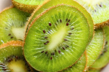 Arka plan olarak taze kivi dilimleri, yakın plan.