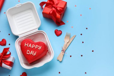 Lezzetli bento kekli kompozisyon ve mavi arka planda hediyeler