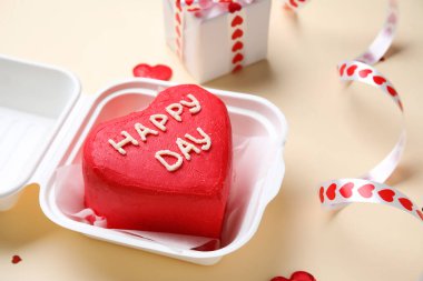 Bej arka planda lezzetli bento keki olan plastik beslenme çantası, yakın plan.