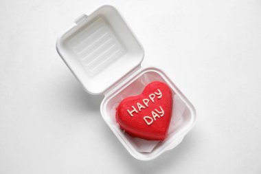 Beyaz arka planda lezzetli bento keki olan plastik beslenme çantası.