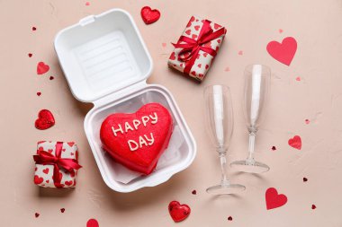 Bej arka planda lezzetli bento keki, bardak ve hediyeli kompozisyon