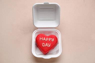 Bej arka planda lezzetli bento keki olan plastik beslenme çantası.