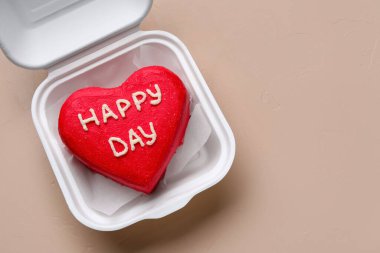 Bej arka planda lezzetli bento keki olan plastik beslenme çantası.