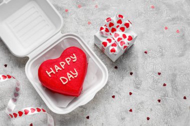 Plastik beslenme çantası ve arka planda lezzetli bento keki.