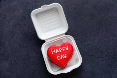 Esmer arka planda lezzetli bento keki olan plastik beslenme çantası.