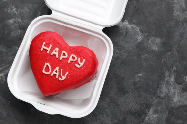 Gri arka planda lezzetli bento keki olan plastik beslenme çantası.