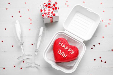 Lezzetli bento keki ve hafif ahşap arka planda gözlüklü kompozisyon