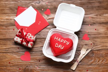 Lezzetli bento keki ve ahşap arka planda zarf içeren kompozisyon