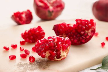 Hafif zemin üzerinde olgun, lezzetli nar parçaları olan tahta