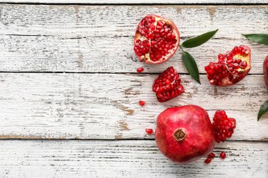 Hafif ahşap zemin üzerinde olgun, lezzetli nar.