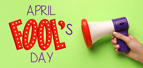 Vrouwelijke Hand Met Grappige Megafoon Kleur Achtergrond April Fool Day — Stockfoto