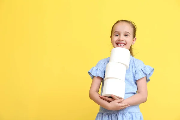 Zabawna Dziewczynka Rolkami Papieru Toaletowego Żółtym Tle — Zdjęcie stockowe