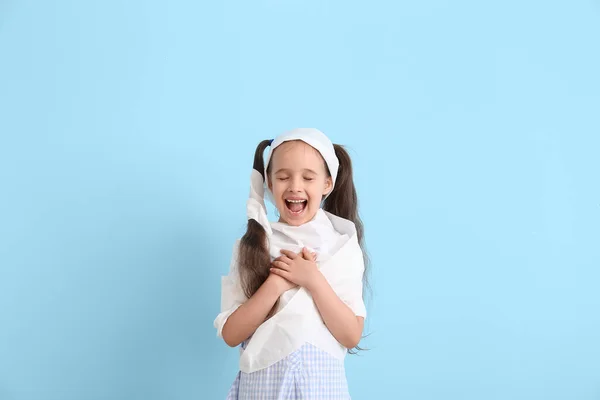 Fetiță Amuzantă Hârtie Igienică Fundal Albastru — Fotografie, imagine de stoc