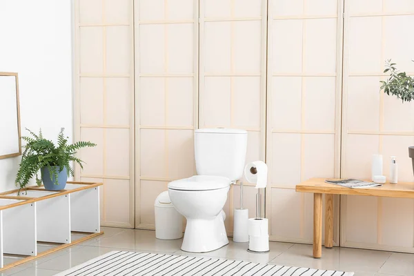 Interior Kamar Kecil Dengan Mangkuk Toilet Pemegang Kertas Dan Furnitur — Stok Foto