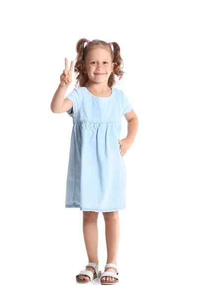 Engraçado Menina Vestido Azul Mostrando Gesto Vitória Fundo Branco — Fotografia de Stock