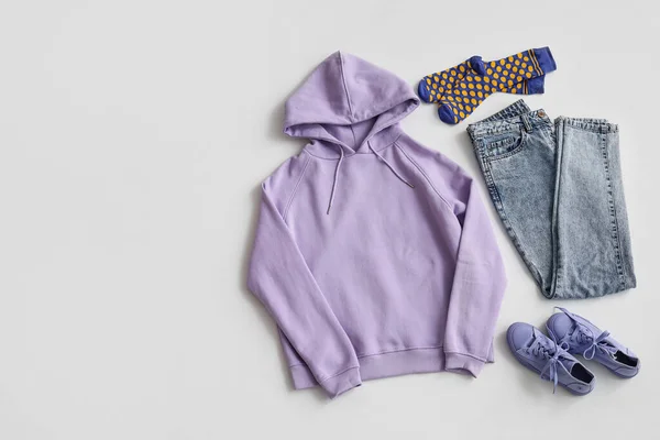 有短袜 牛仔裤和浅底运动鞋的时髦淡紫色帽衫 — 图库照片