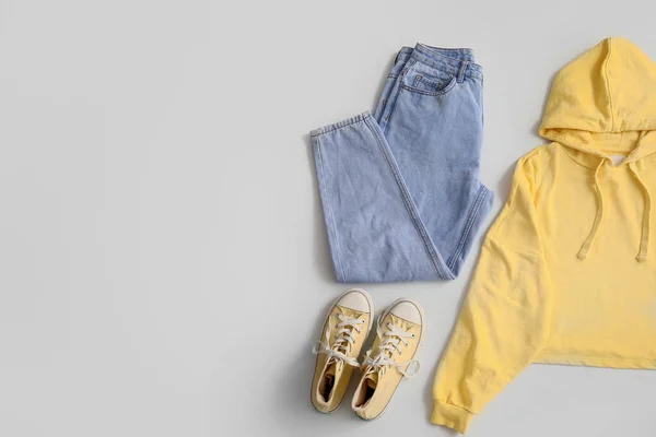 Gele Hoodie Met Jeans Sneakers Lichte Achtergrond — Stockfoto