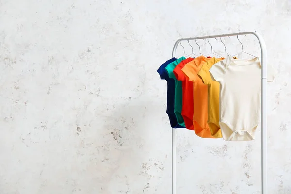 Rack Colorful Baby Bodysuits Light Wall — Stock Photo, Image