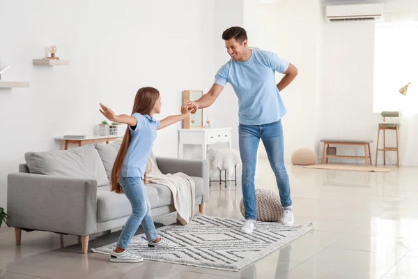 幸せな父親と彼の娘は家で踊る — ストック写真