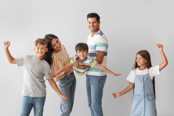Familia Feliz Sobre Fondo Claro —  Fotos de Stock